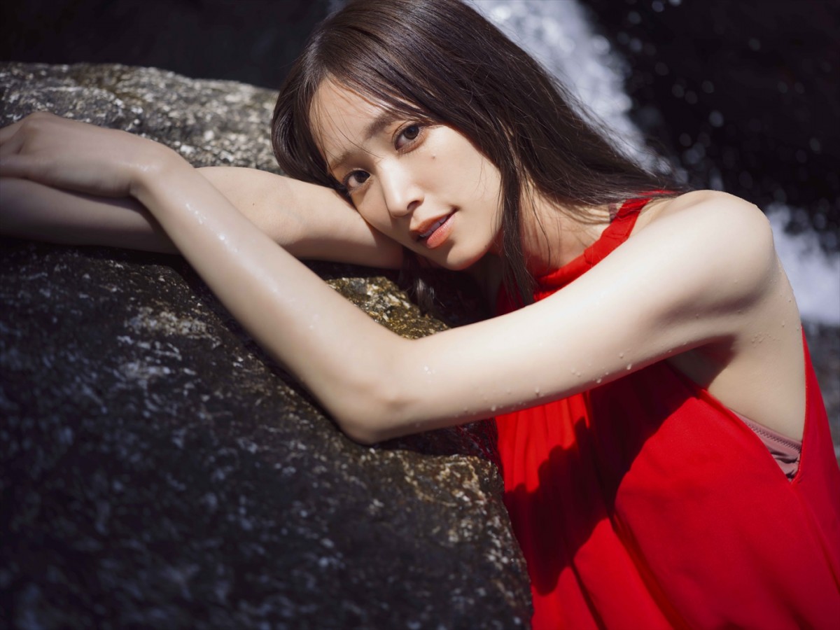 日向坂46・佐々木久美1st写真集『めくる日々』より