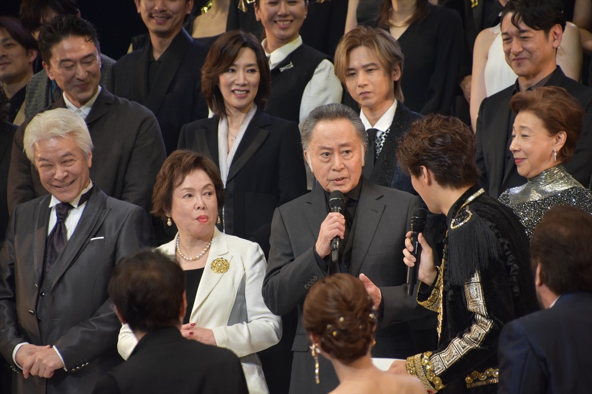 堂本光一「ここにいられるだけで光栄」　帝国劇場フィナーレに北大路欣也、鹿賀丈史ら歴代出演者が大集結