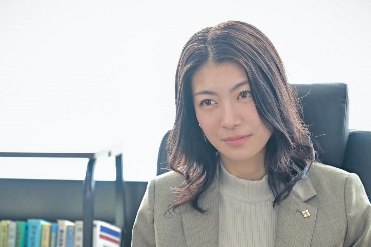 『クジャクのダンス、誰が見た？』謎のカラビナ男が第1話に続いて登場　ネット騒然「何者！？」「やけにイケボ」