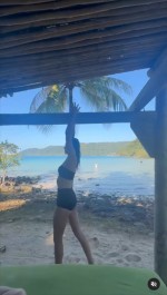 榮倉奈々、水着姿　※「榮倉奈々」インスタグラム