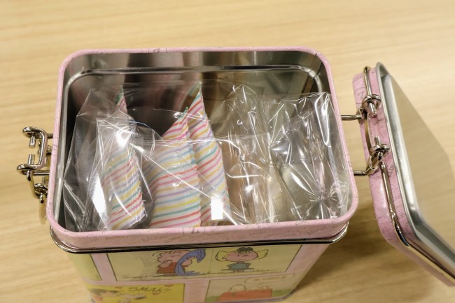 ❣️当時物レトロ✨希少スヌーピー＆フレンズ✨トランク缶バッグ（日本製）❣️ 写真）カルディで発見、“スヌーピーのお菓子缶”を開封！ 超かわいい
