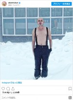 見てるだけで寒気が…。雪原にたたずむあばれる君　※「あばれる君」インスタグラム