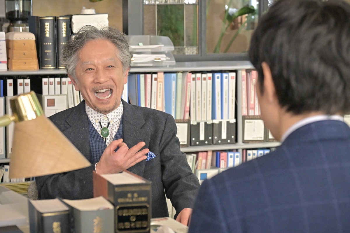 『クジャクのダンス、誰が見た?』、現在と過去——2つの事件を追う協力者で演劇界の名俳優・間宮啓行の出演決定