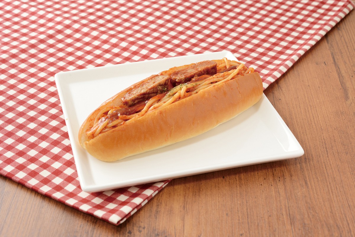 ローソン、ボリューム満点“具！パン”シリーズ登場　「ハンバーグ＆ナポリタン」など2種の具材をサンド