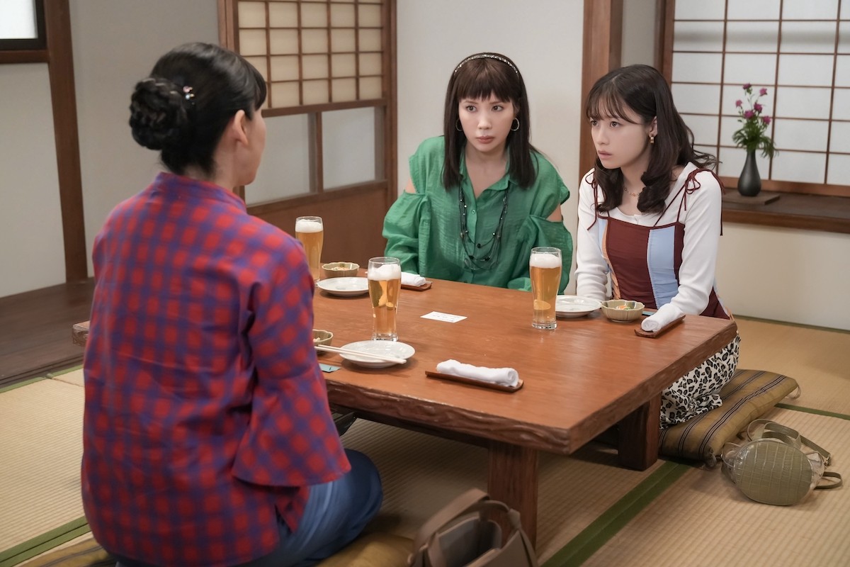 明日の『おむすび』“結”橋本環奈、母“愛子”麻生久美子が男性と歩いていたことを知る
