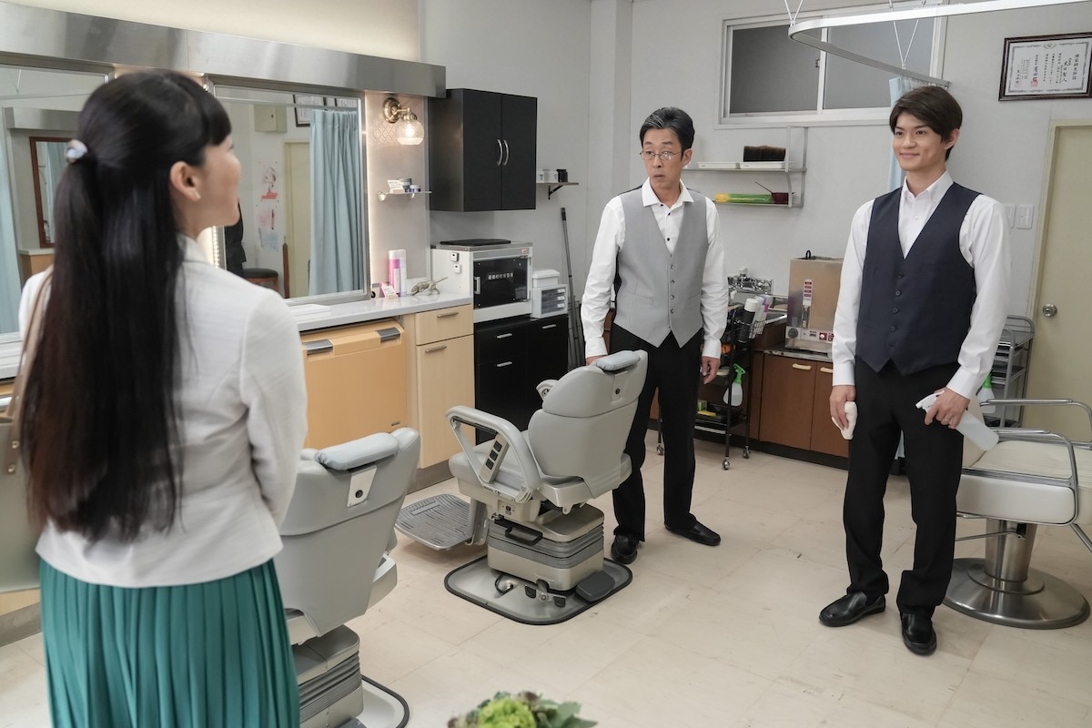 明日の『おむすび』“聖人”北村有起哉、オシャレをして出かける“愛子”麻生久美子を見送る