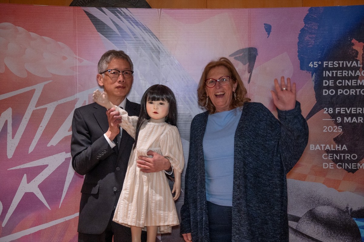 映画『ドールハウス』が第45回ポルト国際映画祭グランプリを受賞（左から）矢口史靖監督、ポルト国際映画祭共同ディレクターを務めるベアトリス・パチェコ・ペレイラ