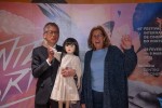 映画『ドールハウス』が第45回ポルト国際映画祭グランプリを受賞（左から）矢口史靖監督、ポルト国際映画祭共同ディレクターを務めるベアトリス・パチェコ・ペレイラ