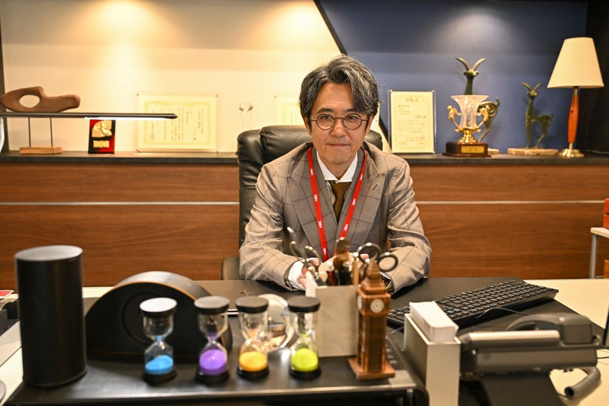阿部寛主演『キャスター』、テレビ局会長役に高橋英樹！　番組スタッフ役には音尾琢真・岡部たかし・宮澤エマら6名決定