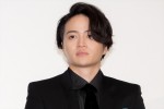 菊池風磨、映画『＃真相をお話しします』レッドカーペットイベント＆完成披露舞台挨拶に登場