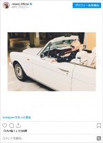 ローランドと愛車のロールスロイス コーニッシュⅡ ※「ローランド」インスタグラム