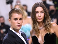 ヘイリー・ビーバー、息子にキスする夫ジャスティン・ビーバーの投稿シェアし「マイボーイズ」