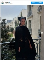 リボンをあしらったケープとヘアにも巨大リボン　※「デュア・リパ」インスタグラム