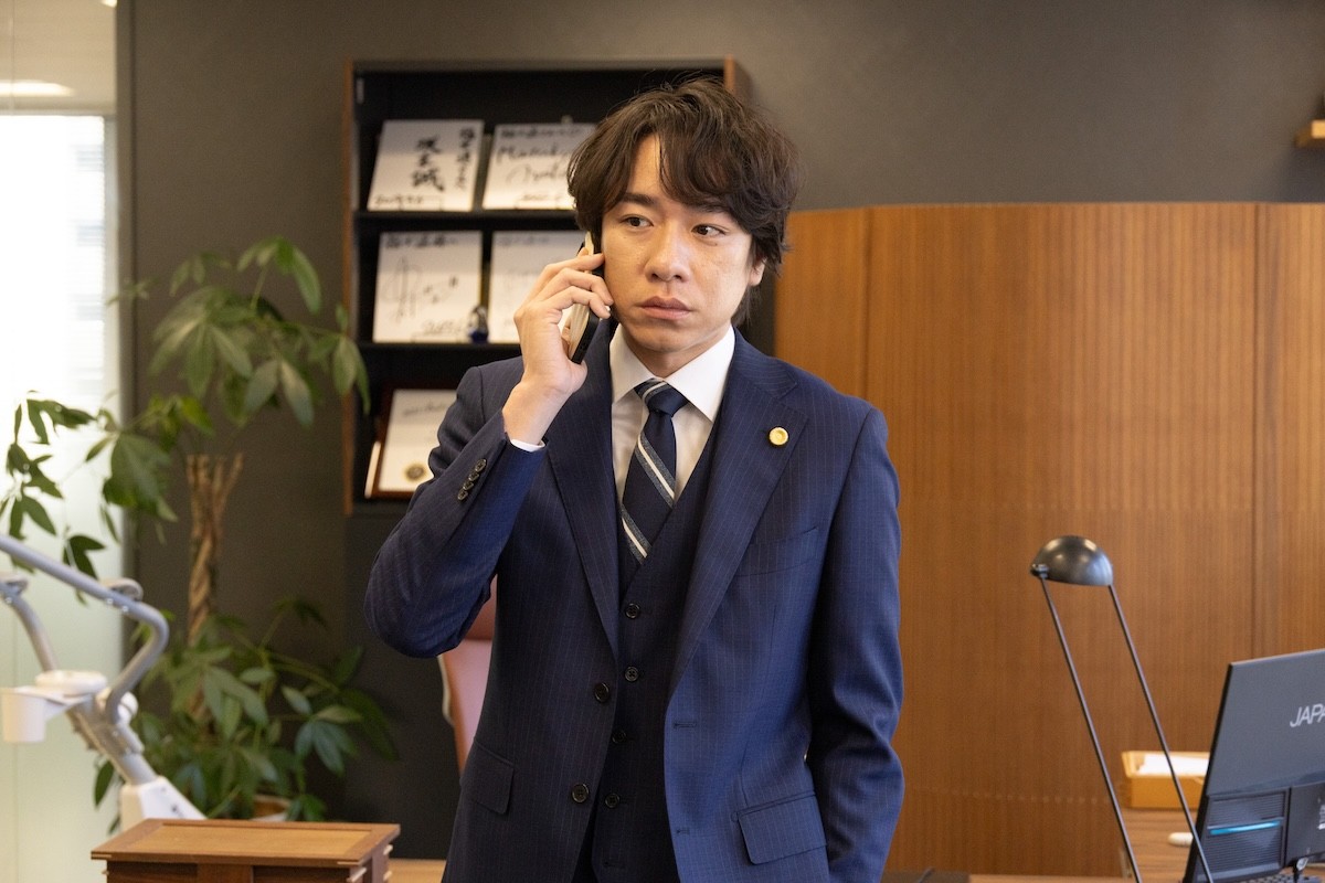 『相続探偵』第8話　“灰江”赤楚衛ニ、大学教授の隠し子の可能性がある青年“正樹”小林虎之介と対面