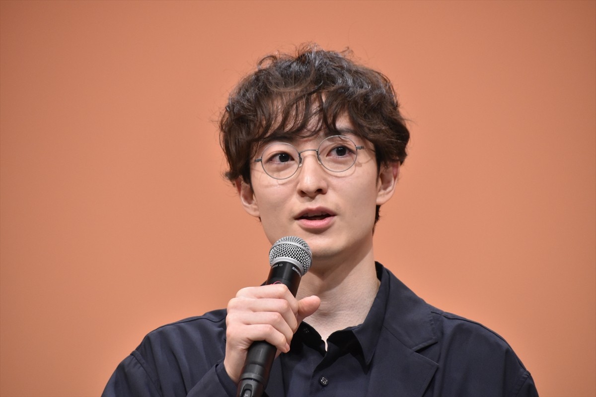 松村沙友理、駒木根葵汰の“距離感バグ”にキュン！　壁ドンシーンも「理想だった」