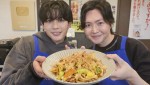 映画『おいしくて泣くとき』リュウジ考案のバター醤油焼きうどんレシピに長尾謙杜が挑戦