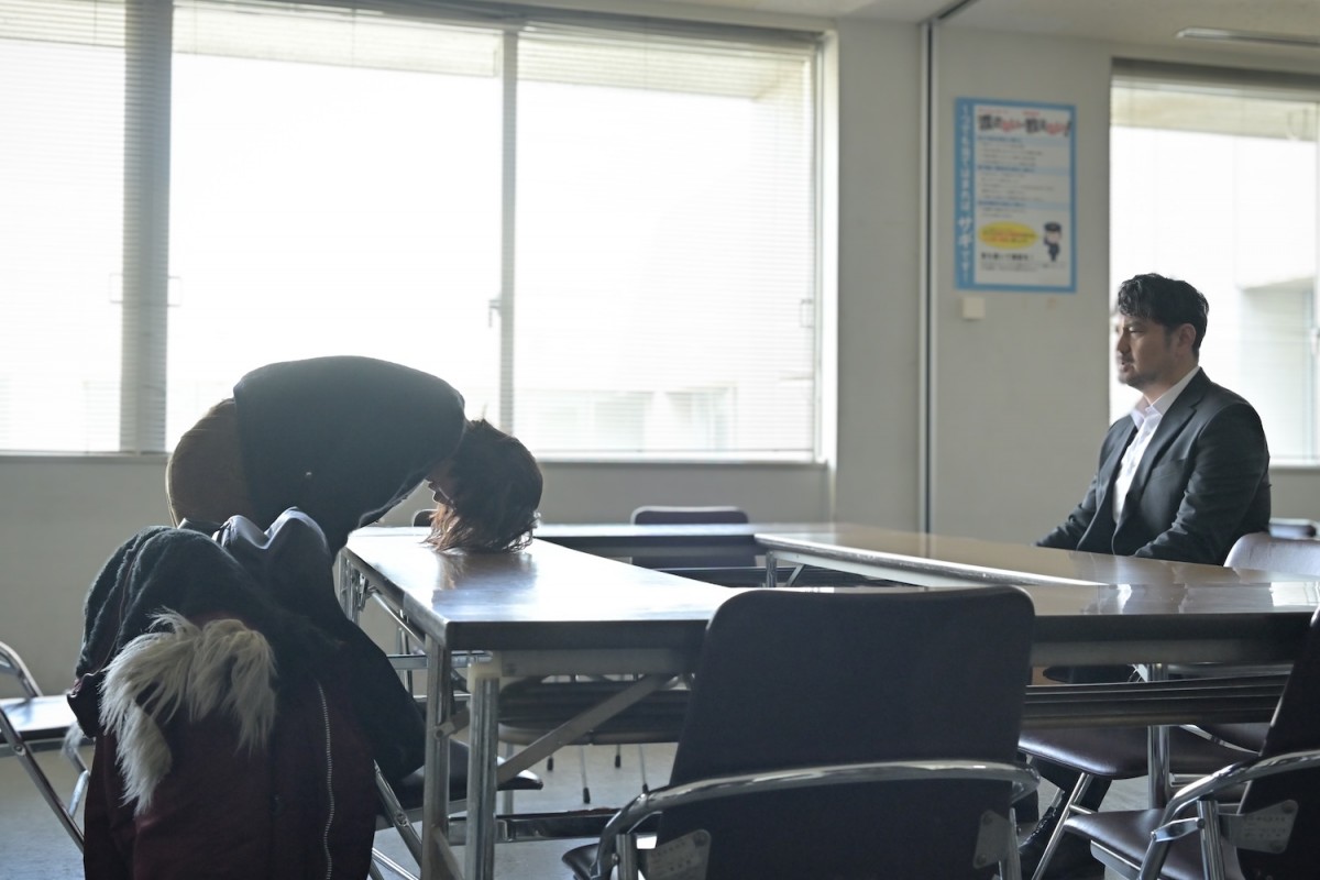 『クジャクのダンス、誰が見た？』第8話　“心麦”広瀬すず、刑事“赤沢”藤本隆宏に事件の見直しを求める