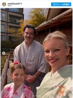 家族で京都を訪れたエイミー・スマート、着物姿で茶道を体験　※「エイミー・スマート」インスタグラム