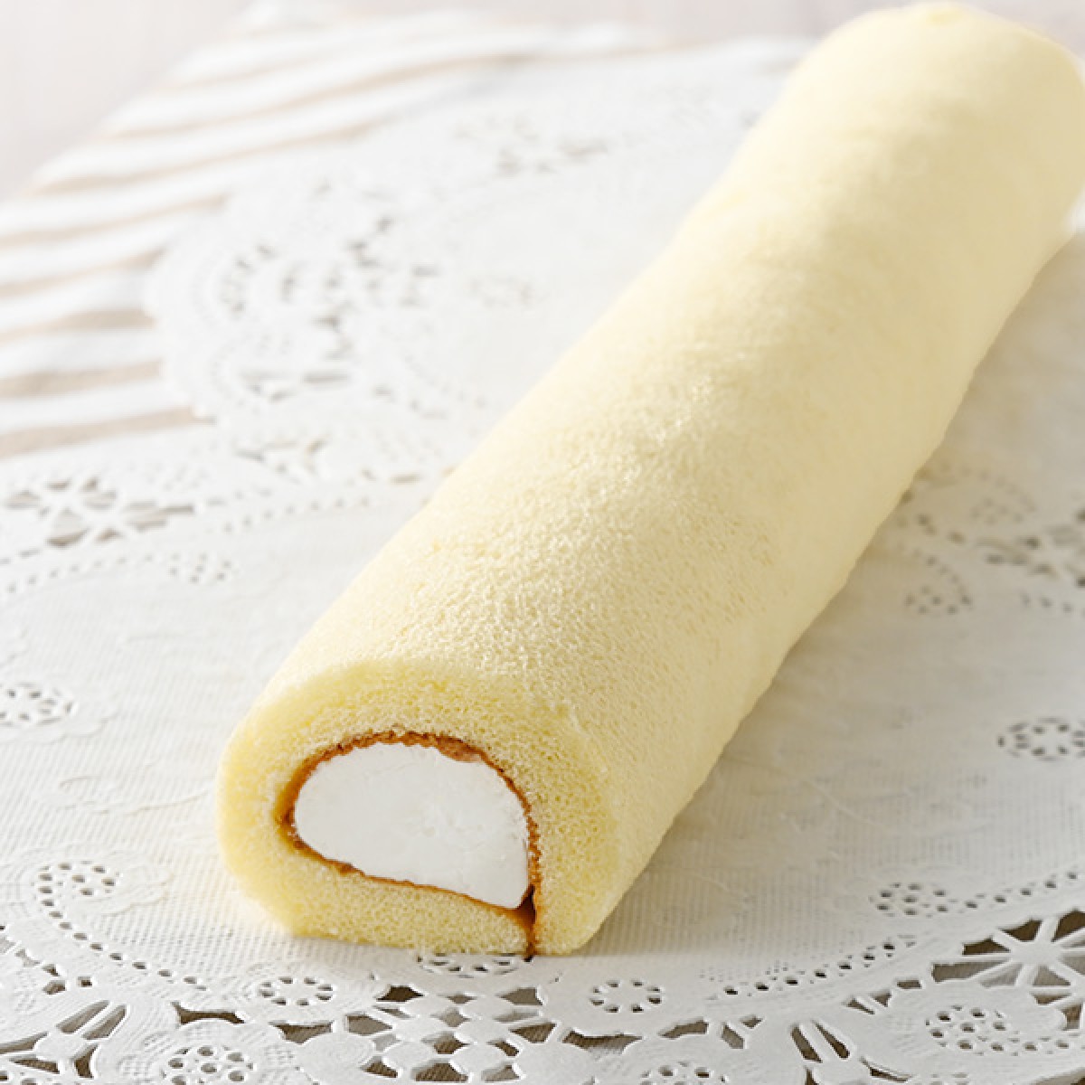 ファミマ、27cmの「ながぁーーーーーーいロールケーキ」発売！　人気スイーツ5品をボリュームアップ