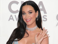 ケイティ・ペリー、宇宙旅行を前にユニフォーム姿公開