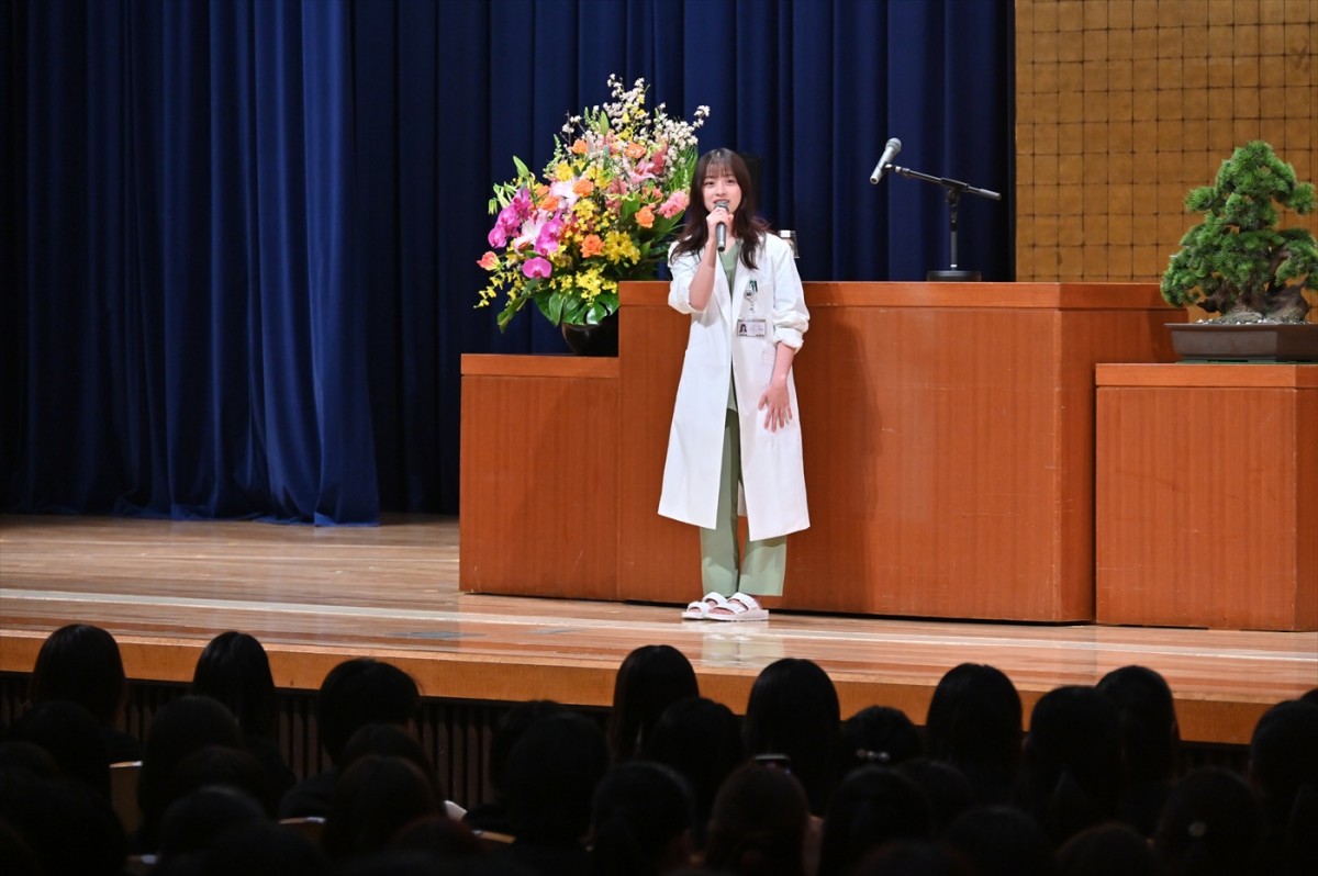 橋本環奈、昭和医科大の入学式にサプライズ登場！　「私もドキドキしています」