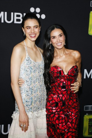 （左から）マーガレット・クアリー、デミ・ムーア