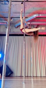 熊田曜子、ポールダンスで大開脚　※「熊田曜子」TikTok