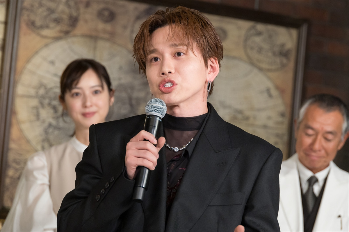橋本環奈、“朝から元気”の理由を尋ねる三浦翔平に回答「下っていく感じがこの現場には無い」