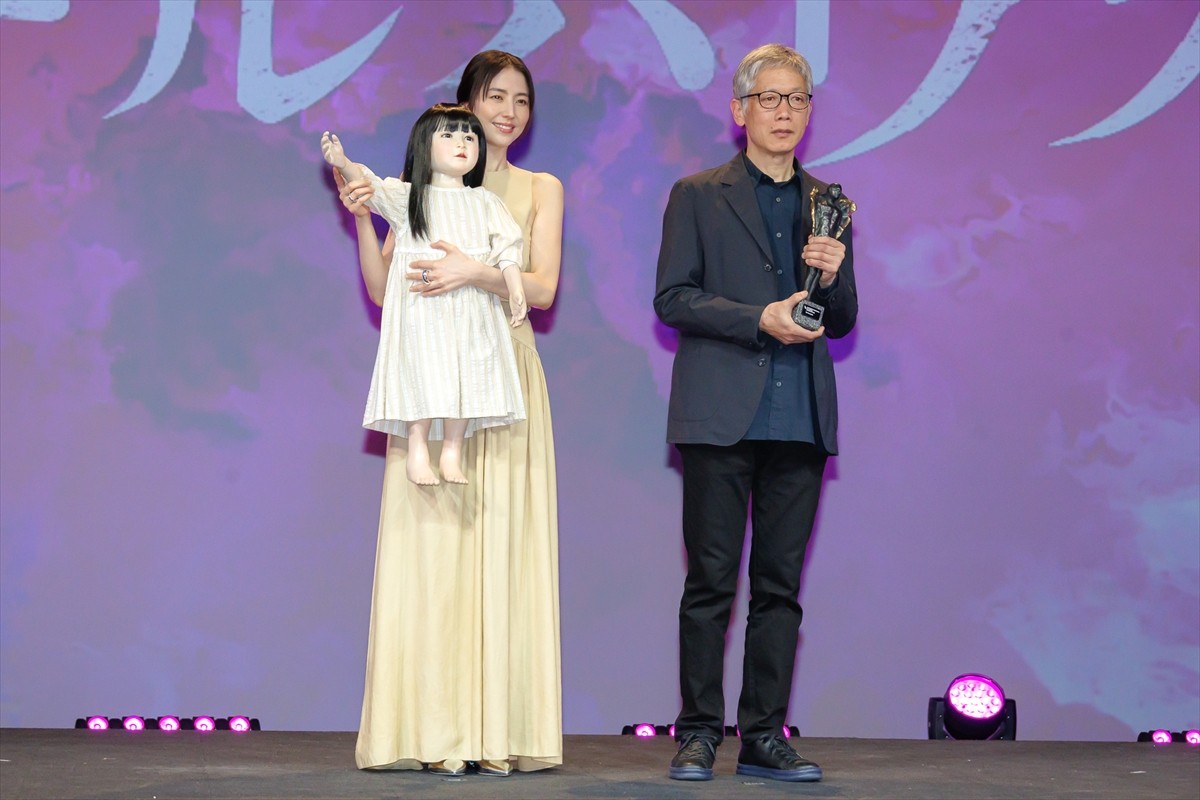 長澤まさみ、主演作『ドールハウス』での“ムンク顔”に矢口史靖監督「これを見たらたぶんトイレも行かれない」
