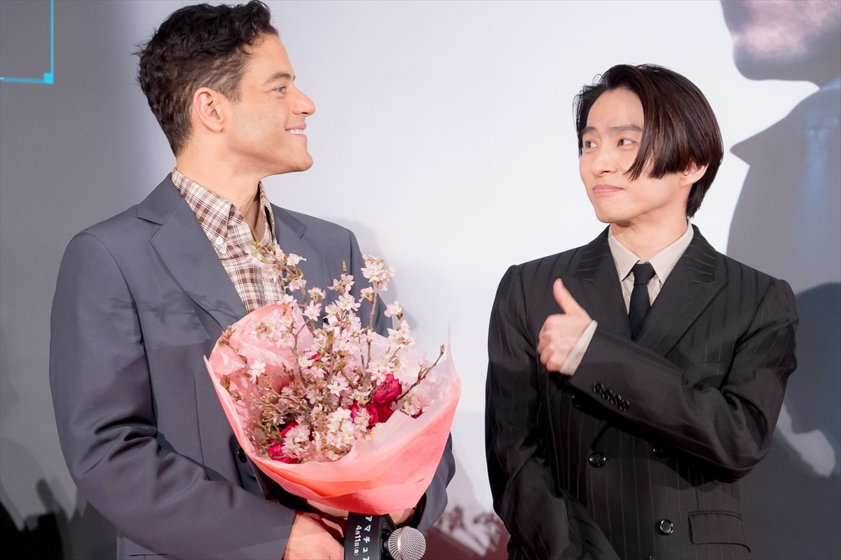 ラミ・マレック、7年ぶりの来日「日本のみなさん、愛してる～！」　三宅健が寄木細工をプレゼント