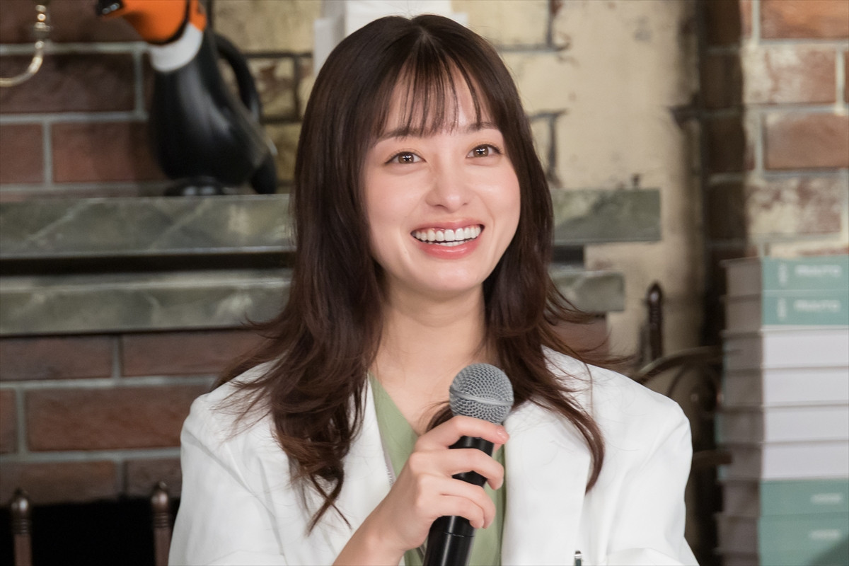 橋本環奈、“朝から元気”の理由を尋ねる三浦翔平に回答「下っていく感じがこの現場には無い」