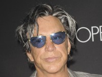 ミッキー・ロークが英番組で女性司会者にセクハラ？　気味が悪いと話題に