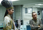（左から）諸葛孔明（向井理）、小林（森山未來）　映画『パリピ孔明 THE MOVIE』場面写真