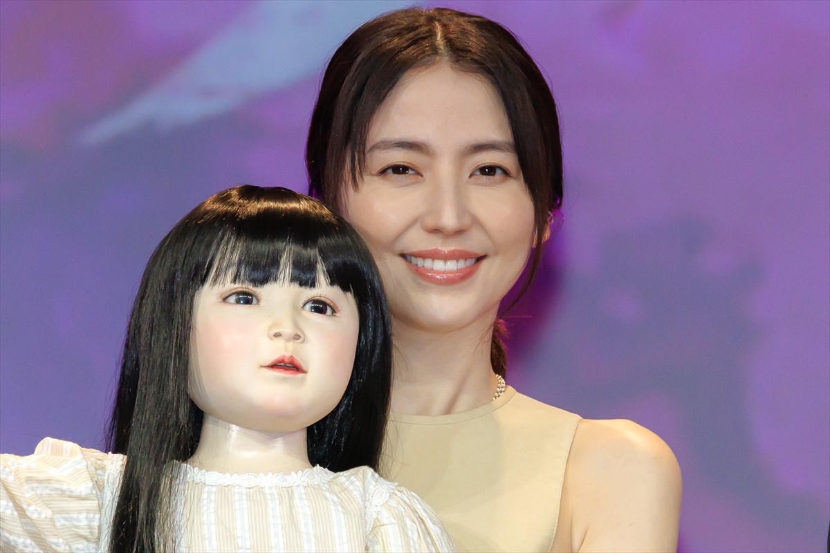 長澤まさみ、主演作『ドールハウス』での“ムンク顔”に矢口史靖監督「これを見たらたぶんトイレも行かれない」