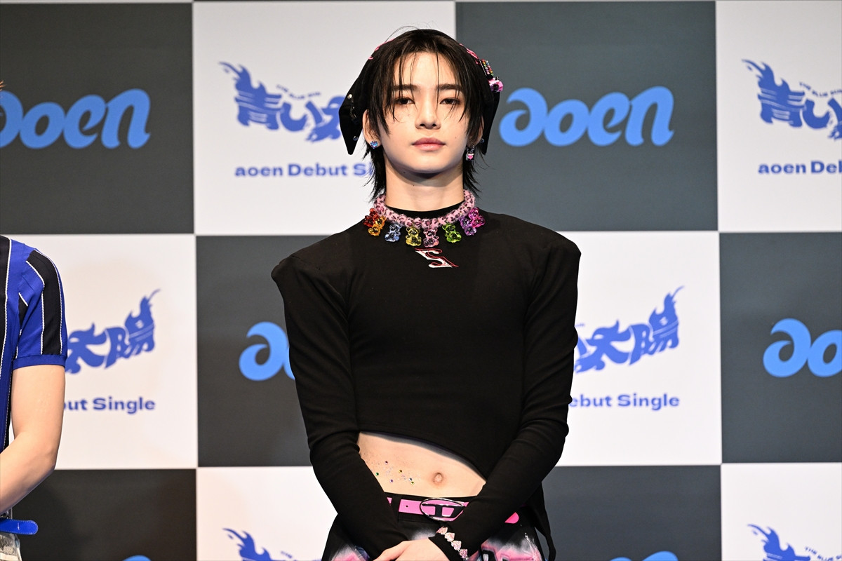 HYBE発のaoen、デビュー会見に7人で集合「一人一人違う輝きを持っている仲間」