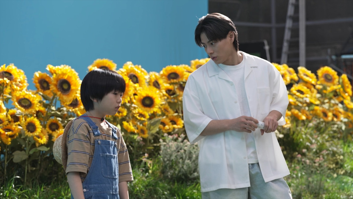平野紫耀、「ムヒシリーズ」新CMでひまわり畑ではしゃぐ姿＆大ジャンプ披露！　岸優太とのドキドキエピソードも明かす