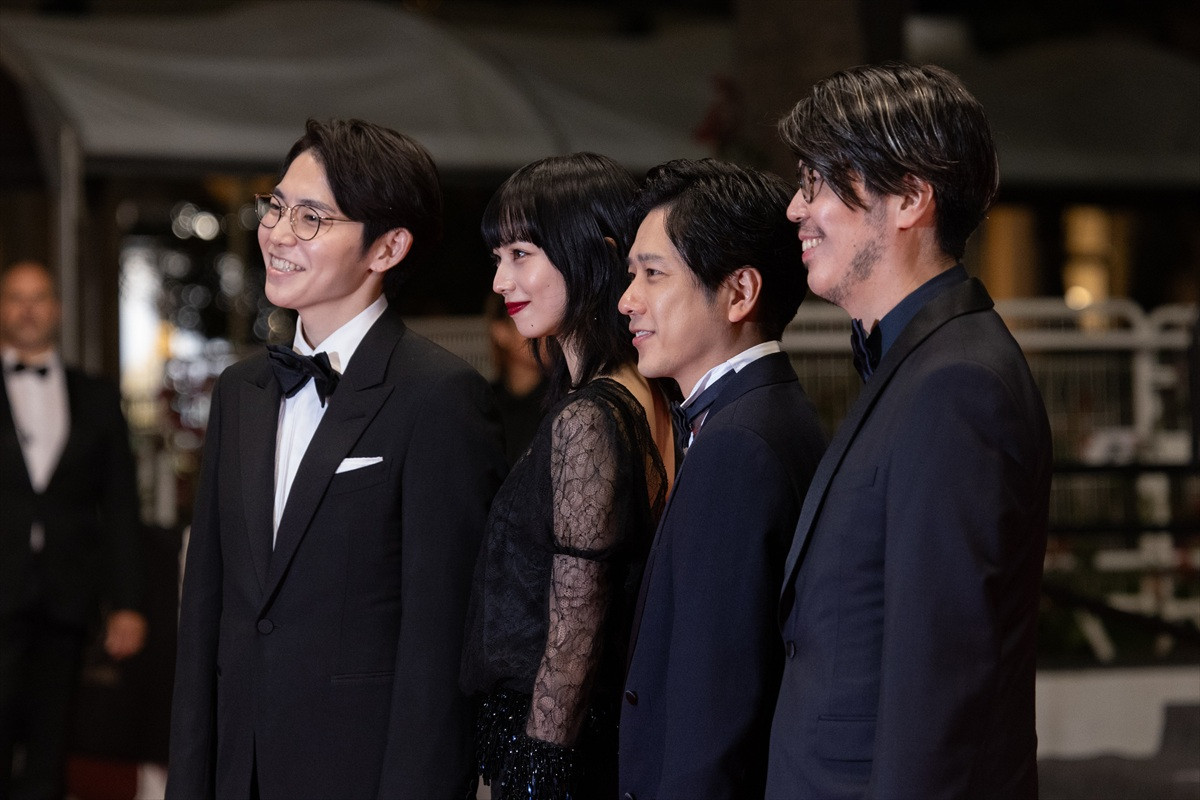 二宮和也&小松菜奈、カンヌのレッドカーペットに初登場！　『８番出口』世界初お披露目で喝采