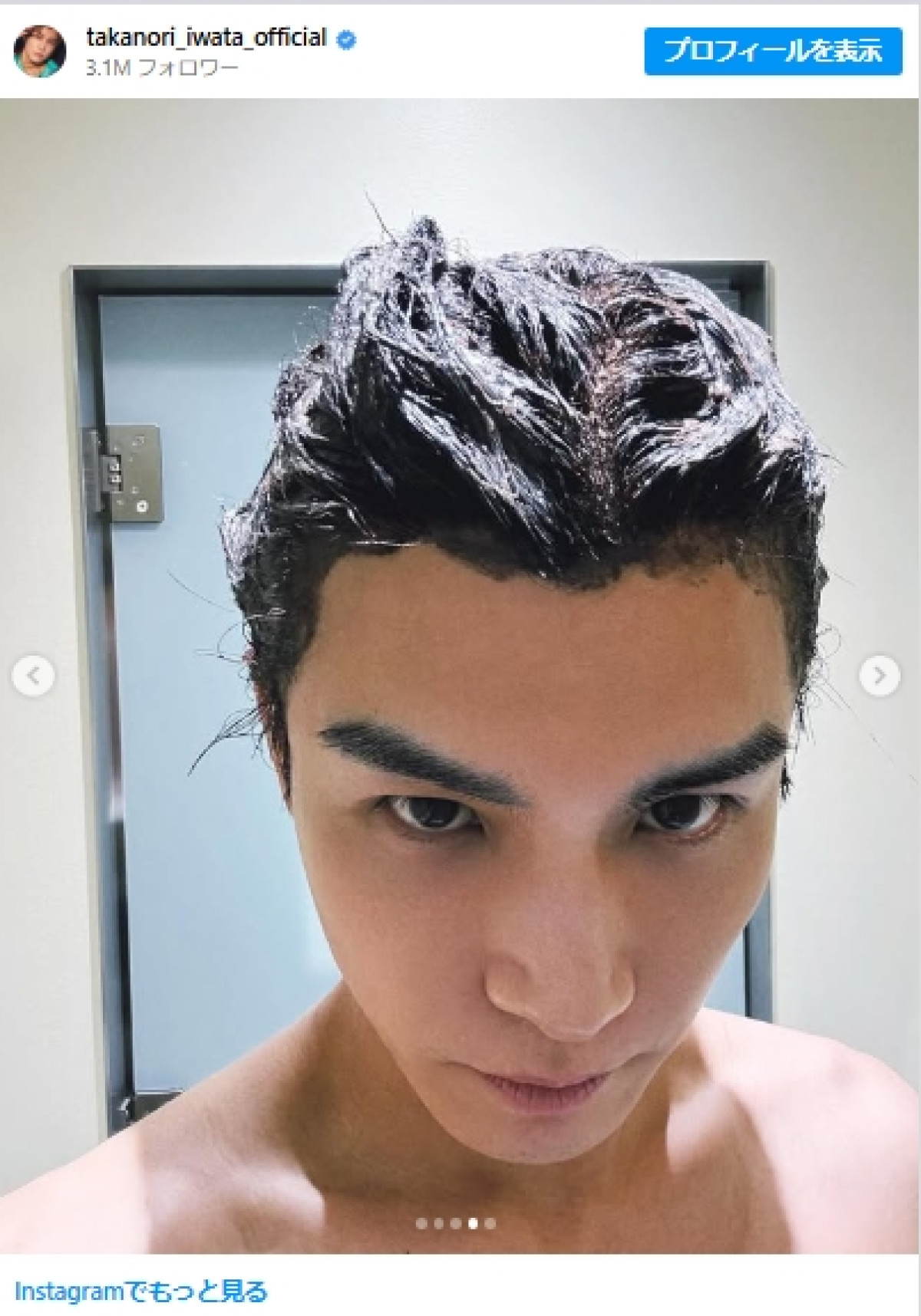 武道館ライブの楽屋で黒染めする岩田剛典　※「岩田剛典」Instagram＿20250520