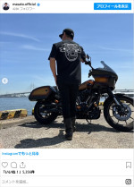 魔裟斗、愛車との姿　※「魔裟斗」インスタグラム