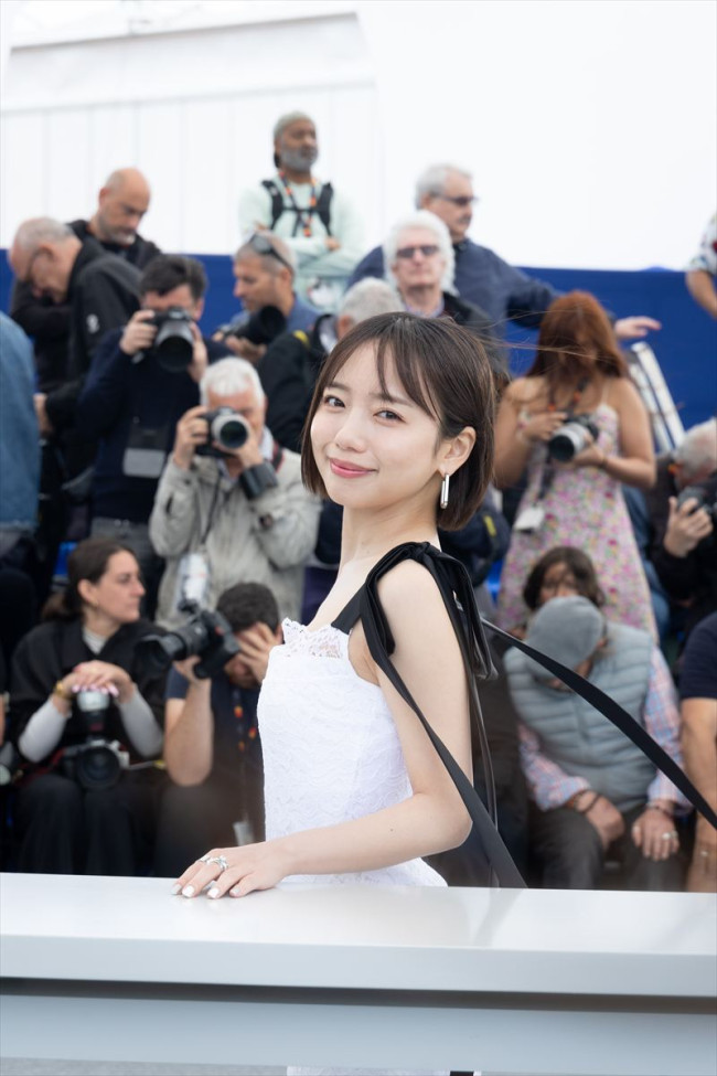 第78回カンヌ国際映画祭のフォトコールに登場した映画『恋愛裁判』主演の齊藤京子