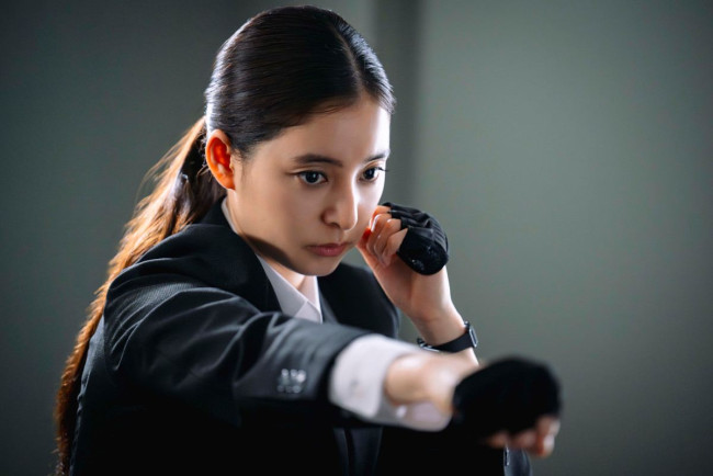 ドラマ『DOPE 麻薬取締部特捜課』に出演する新木優子