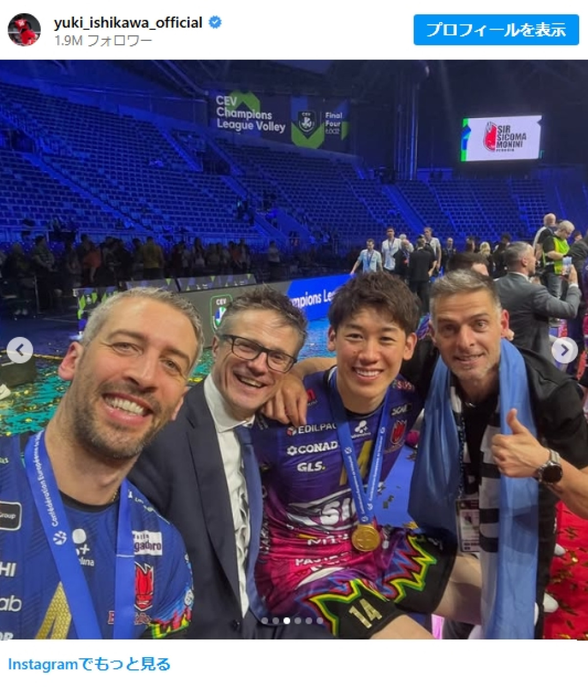 優勝トロフィー＆金メダルとともに笑顔を浮かべる石川　※「石川祐希」Instagram