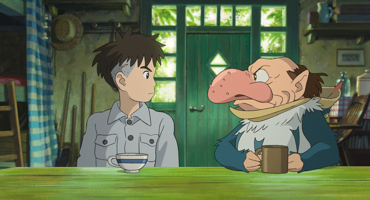 映画『君たちはどう生きるか』より(左から)主人公・眞人、青サギ・サギ男