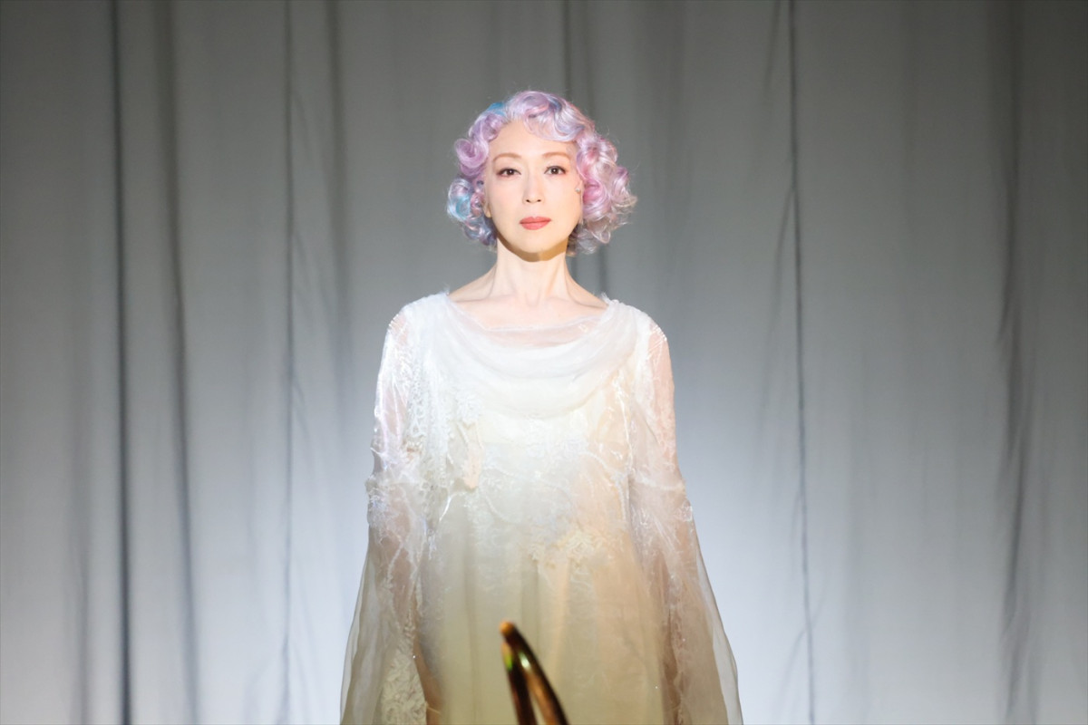 田中圭「4回もカーテンコールをしてくださって嬉しかった」　主演舞台『陽気な幽霊』開幕！　オフィシャルレポート到着
