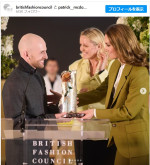 キャサリン妃、ヴィクトリア・ベッカムのパンツスーツで気鋭デザイナーを表彰　※「British Fashion Council」インスタグラム