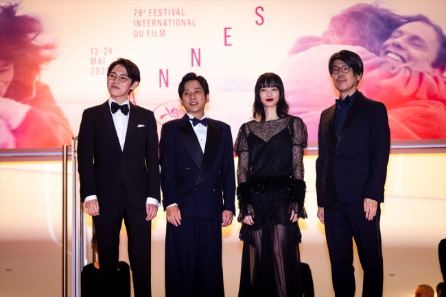 映画『8番出口』カンヌ国際映画祭のレッドカーペットに登場した(左から)脚本家・平瀬謙太朗、小松菜奈、二宮和也、川村元気監督