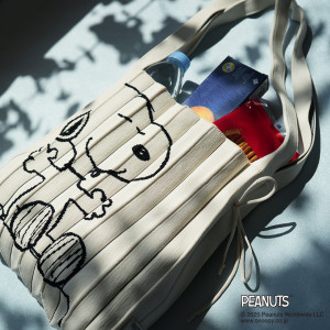 『PEANUTS』韓国人気ブランドとコラボ！　スヌーピーの“ニットバッグ”数量限定発売