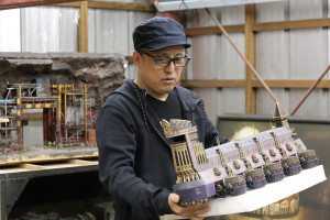 堀貴秀監督（写真中央）の工房「YAMIKENスタジオ」中1階にて