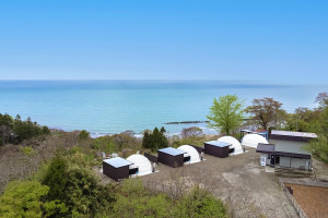 新潟に“日本海を一望する絶景グランピングサイト”誕生！　高台で焚火やBBQが楽しめる