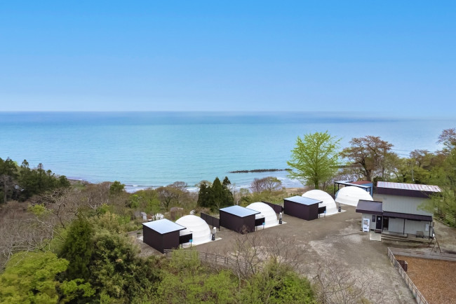 新潟に“日本海を一望する絶景グランピングサイト”誕生！　高台で焚火やBBQが楽しめる